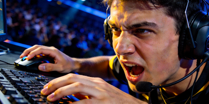 电竞选手在比赛舞台上激烈对抗的特写镜头